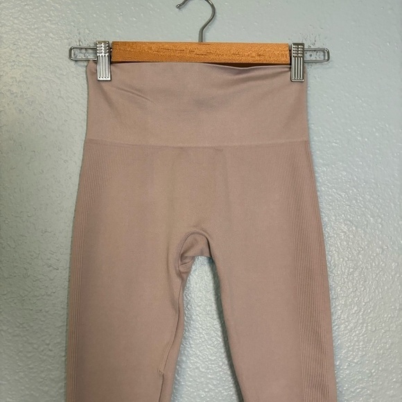 Set‎ Active Women's Lavender Ribbed Cropped Workout Leggings Size XS/Small - Picture 4 of 9